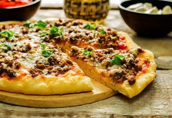 Pizza s jehněčím masem, feta sýrem a mátou