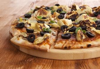 Pizza s chorizem, artyčoky a černými olivami
