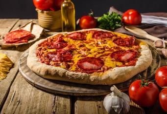  Pizza se salámem, cherry rajčaty</br> a houbami