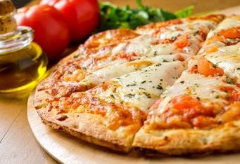  Pizza s kuřecím masem, špenátem </br>a mozzarellou