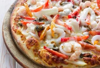 Pizza s krevetami, česnekem a rukolou