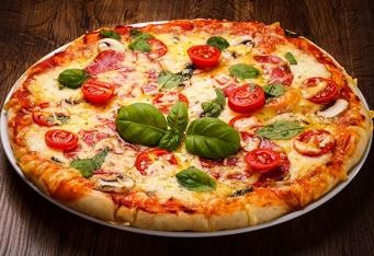 Pizza se šunkou, fíky</br> a piniovými oříšky